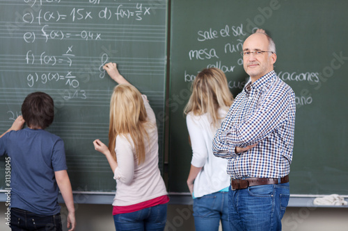 schüler schreiben an der tafel