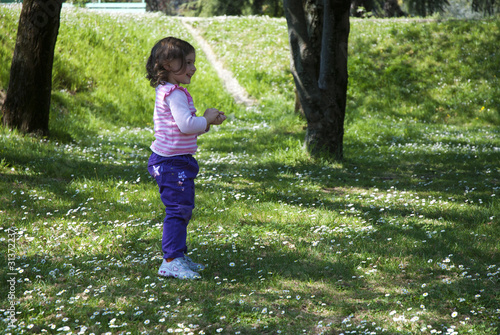 bimba nel prato photo