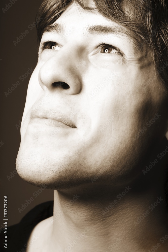 Obraz premium Man Looking Upwards