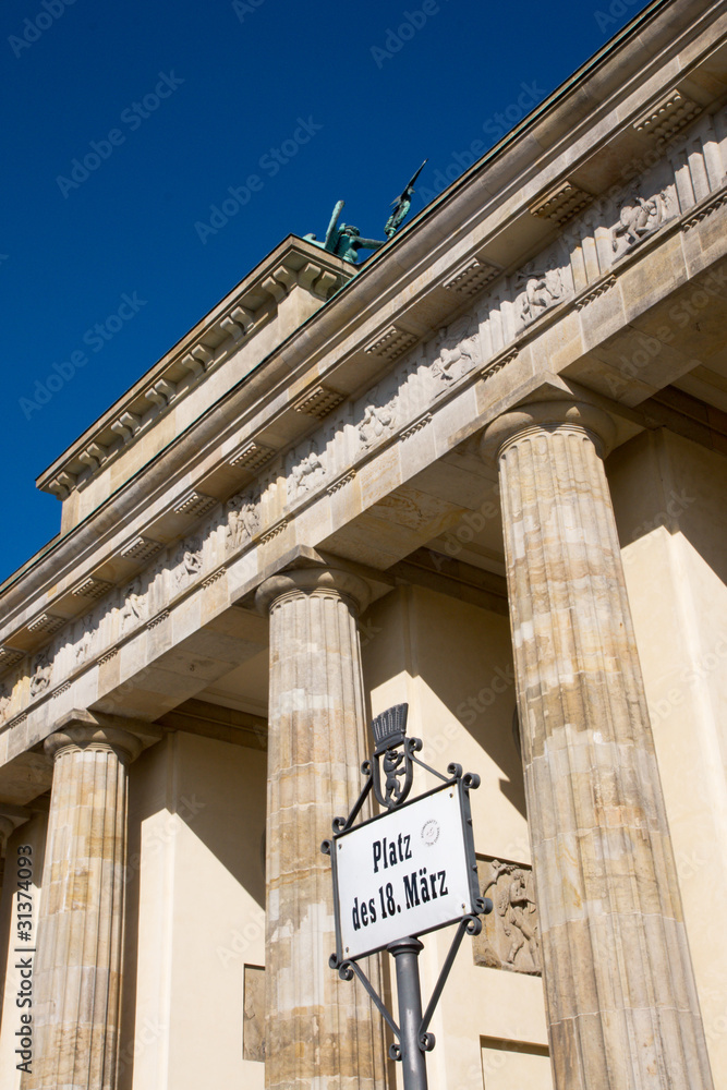 Fototapeta premium Brandenburger Tor and street sign