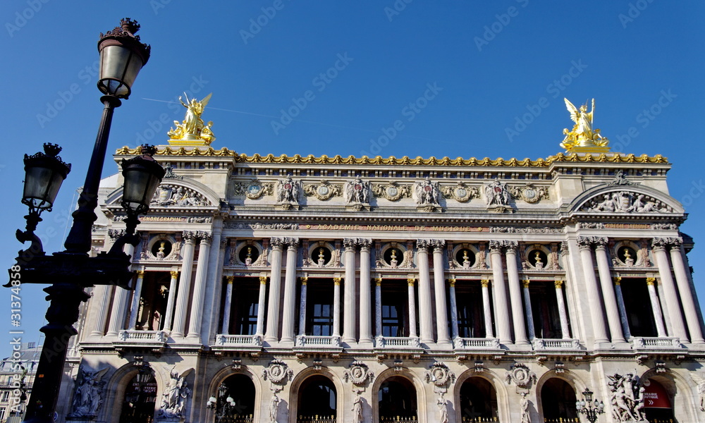 Façade de l'Opéra Garnier avec réverbère. Paris.