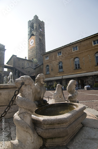 fontana del contarini piazza vecchia