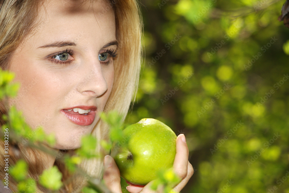 Frau mit Apfel im Park closeup Frau mit Apfel im Park closeup