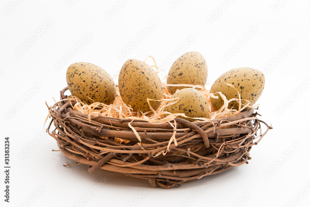 Geflochtener Korb gefüllt mit einigen Eiern für Ostern Geflochtener Korb gefüllt mit einigen Eiern für Ostern