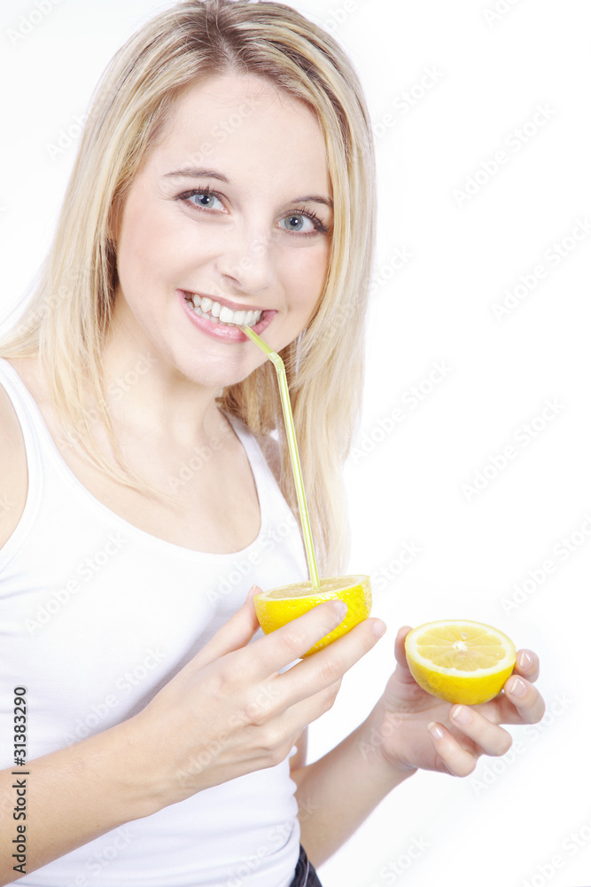 Frau mit Vitamindrink Zitrone witzig Porträt Frau mit Vitamindrink Zitrone witzig Porträt