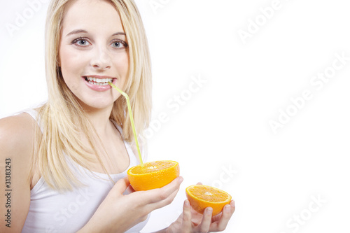Frau mit Vitamindrink witzig Orange Porträt