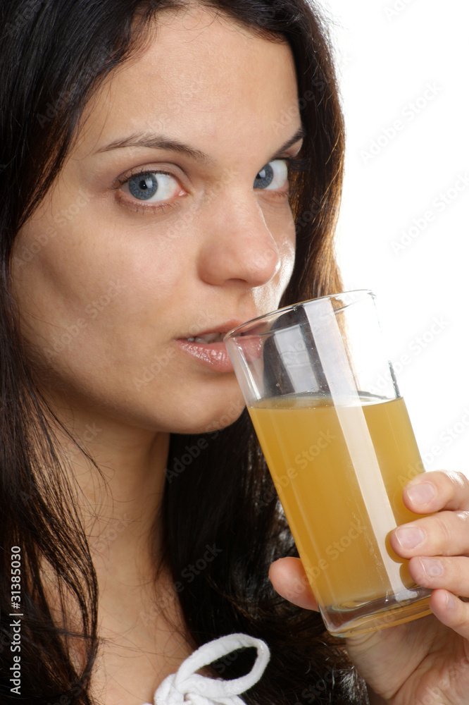 Orangensaft wird aus einem Glas getrunken Orangensaft wird aus einem Glas getrunken