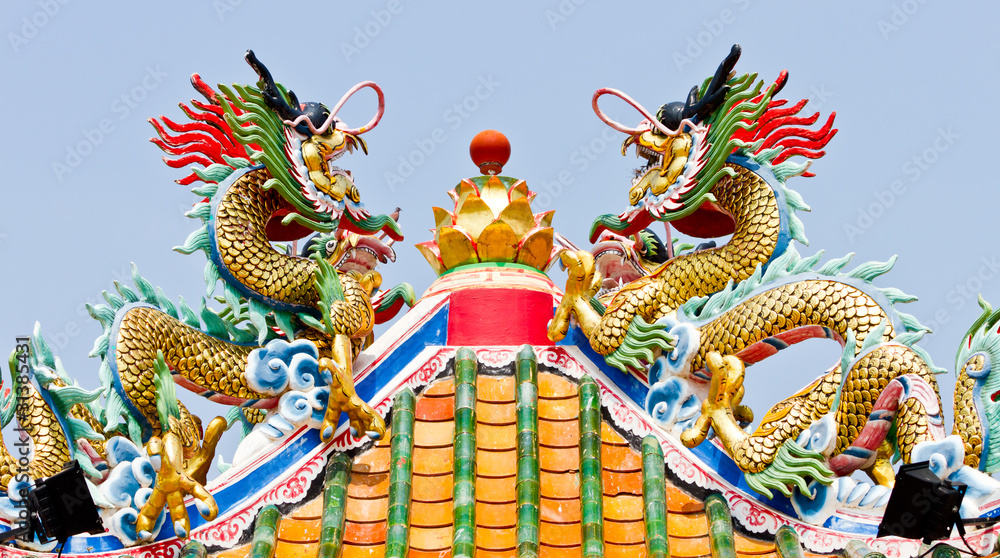 Fototapeta premium Twin statue of dragons on the roof