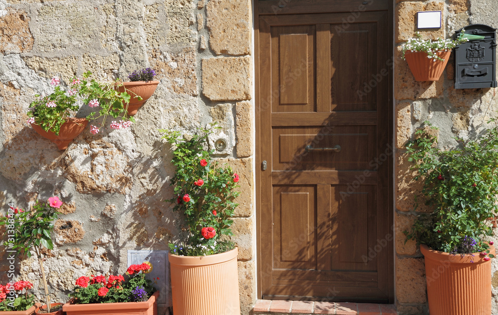 Naklejka premium sunny flowery entrance in Italy