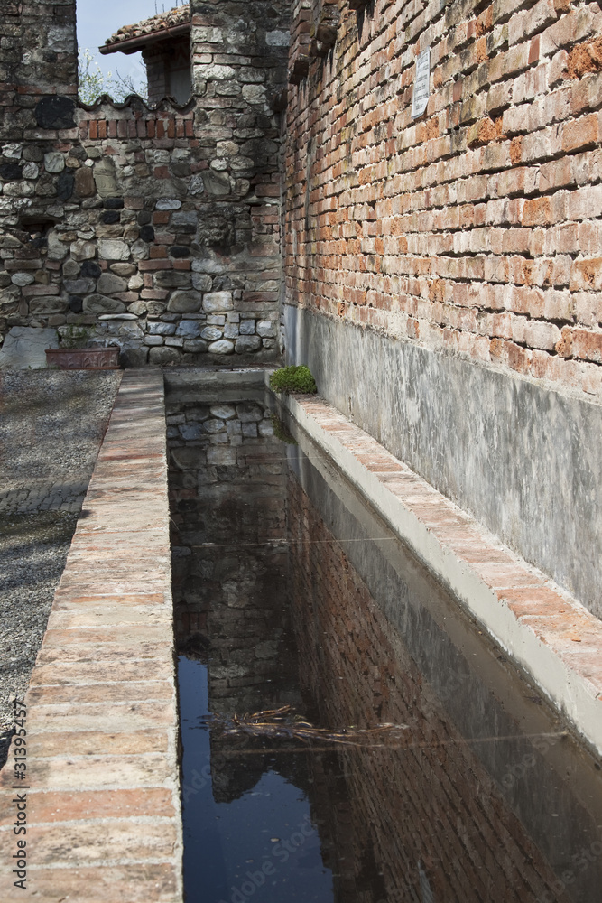 Obraz premium Trough in the medieval farming village