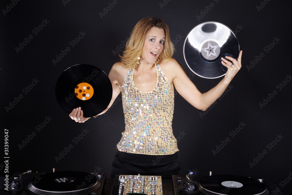 DJ Frau mit Schallplatten am Mischpult Porträt Stock-Foto | Adobe Stock