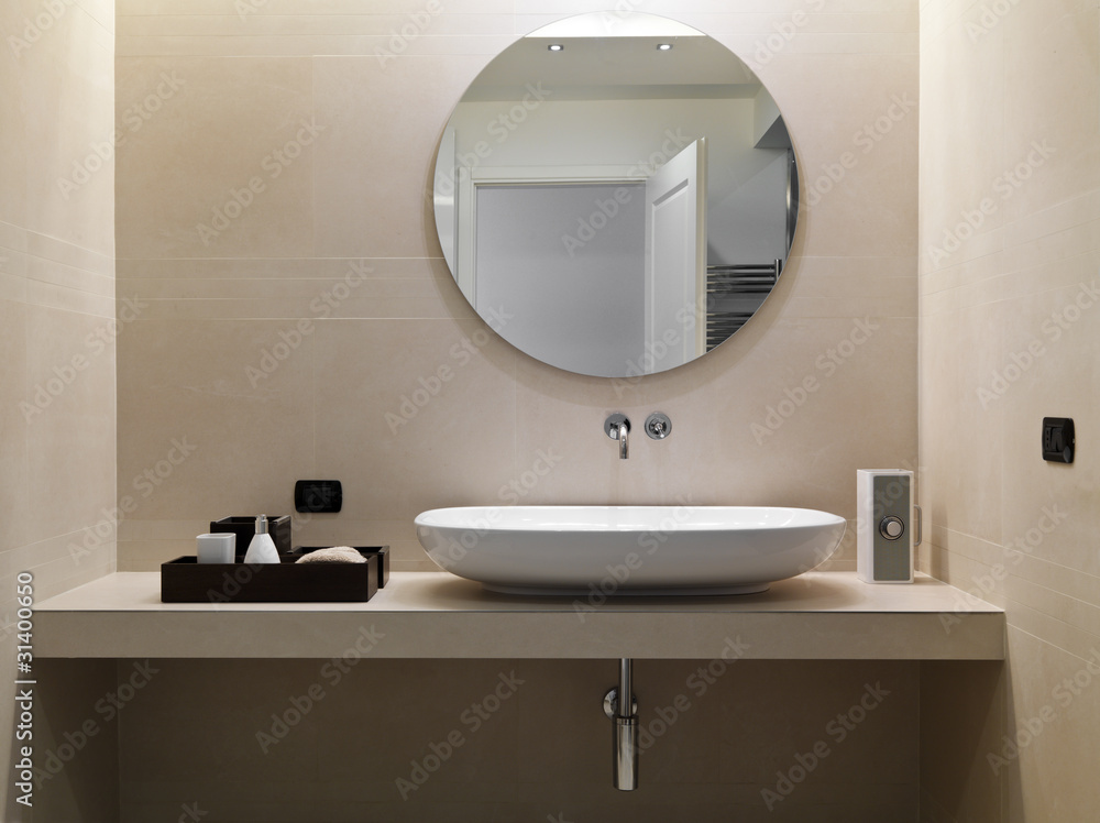 Fototapeta premium Bagno Moderno con rivestimento in marmo e lavabo in ceramica bia