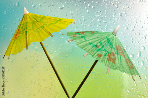 Зонтики разноцветные на фоне капель дождя