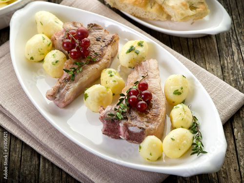 lamb rib with redcurrand and potatoes-costolette agnello e ribes
