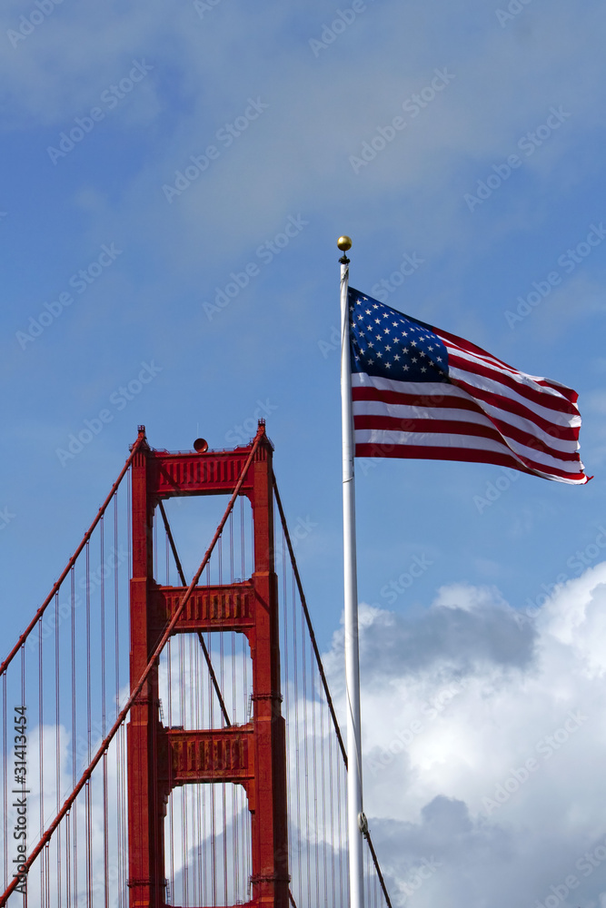 Naklejka premium Golden Gate Bridge & American Flag