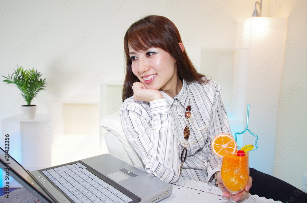 インターネットを楽しんでいる女性