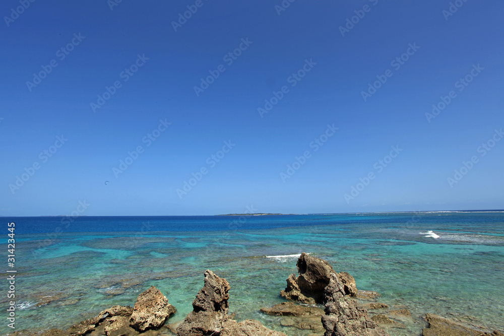 コマカ島の透明な海と紺碧の空