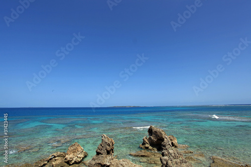 コマカ島の透明な海と紺碧の空 © sunabesyou