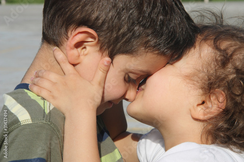 bambina che bacia bambino