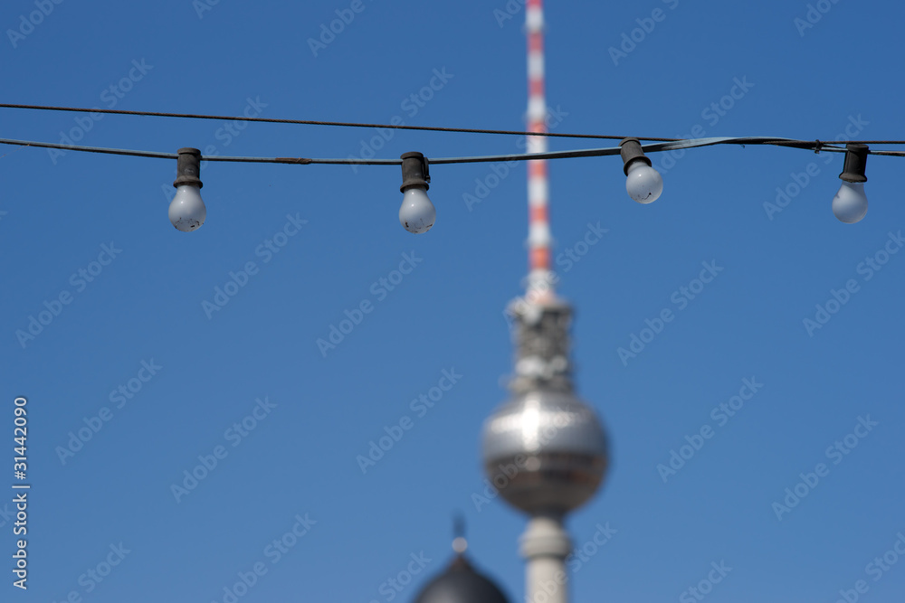 Glühlampen vor dem Berliner Fernsehturm v2