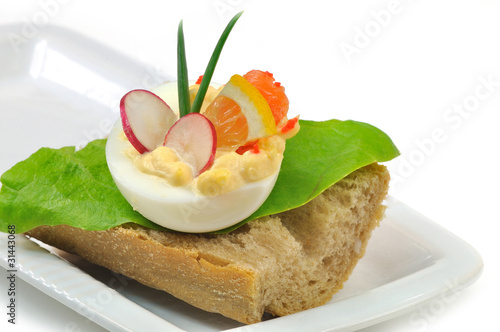 jajko nadziewane wędzonym łososiem na kromce chleba