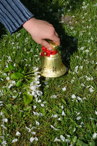 main et cloche de pâques