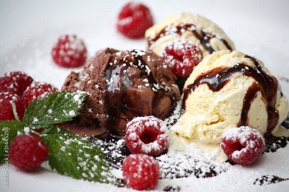 Eis mit Himbeeren und Puderzucker Eis mit Himbeeren und Puderzucker