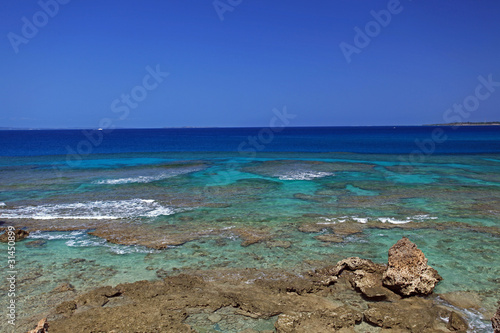 コマカ島の澄んだサンゴの海と紺碧の空