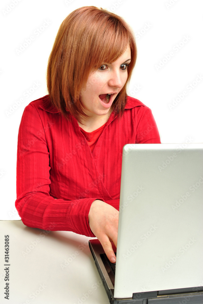 Büromitarbeiterin arbeitet am Laptop Büromitarbeiterin arbeitet am Laptop