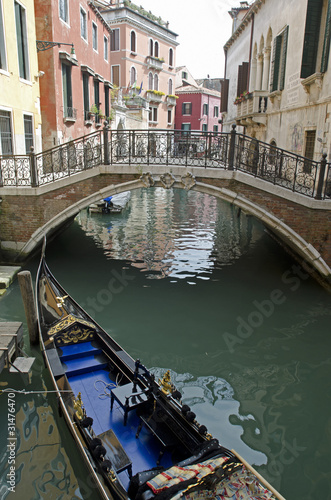 Gondel auf einem Kanal in Venedig