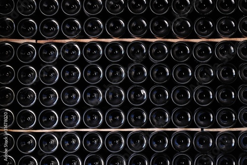 Bouteilles de vin rouge, cave, Chateau de Saint Emilion photo