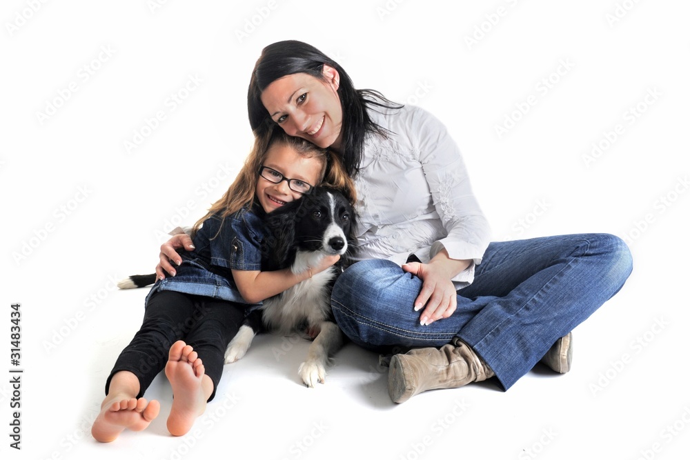 mère, fille et leur border collie mère, fille et leur border collie