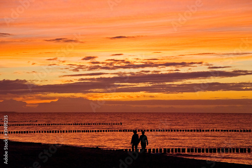 couple sunset sea