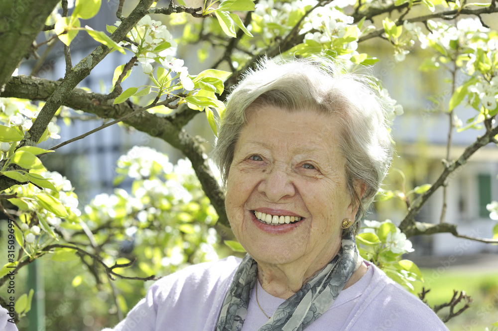 Seniorin im Frühling 7 Seniorin im Frühling 7