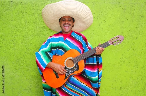 Fotografia Mexican man playing guitar poncho