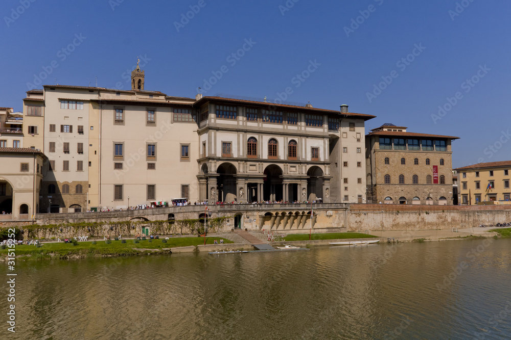 Firenze; facciata degli  Uffizi; Lungarno