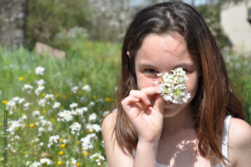 Fillette heureuse qui tient un bouquet de Pâquerettes Fillette heureuse qui tient un bouquet de Pâquerettes