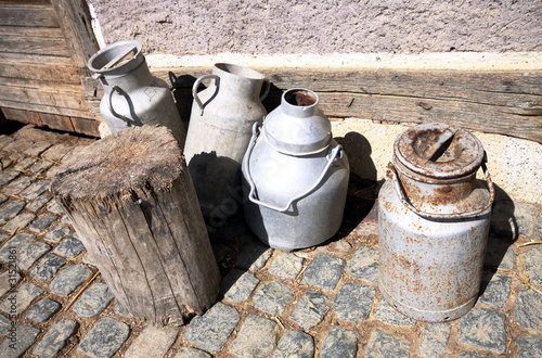 vecchi contenitori di metallo per latte in campagna photo