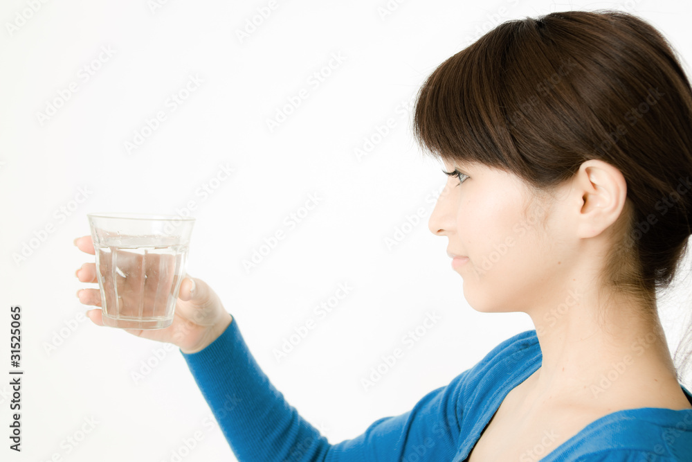 コップを持つ女性 コップを持つ女性