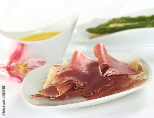Thin ham slices with asparagus and Hollandaise sauce