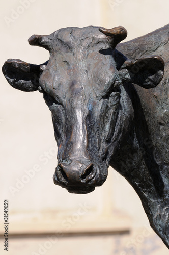 Statue de vache à bergues © vipaladi