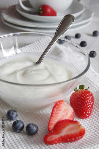 Sommerfrühstück mit Joghurt photo