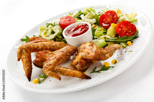 Grilled chicken wings with vegetable salad