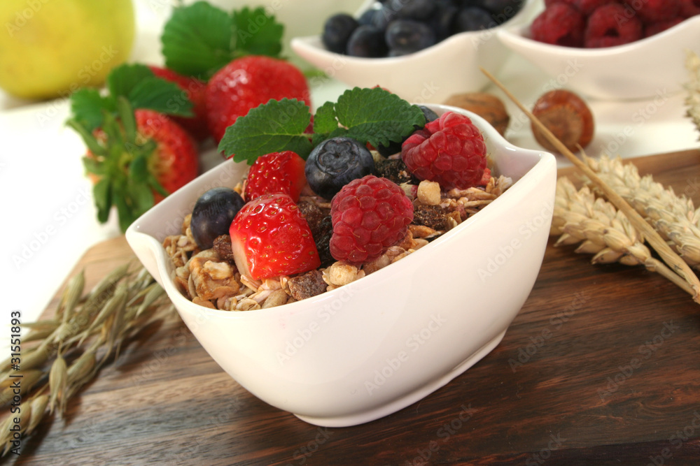 Müsli mit frischen Obst und Nüssen Müsli mit frischen Obst und Nüssen