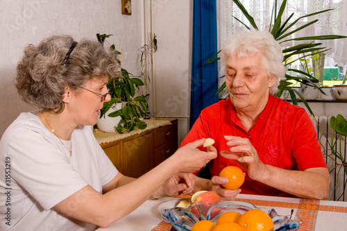 Seniorin mit Tochter