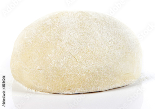 pâte à pizza farinée sur fond blanc