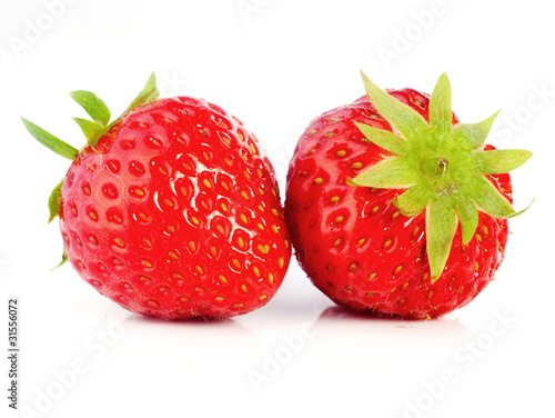 deux belles fraises sur fond blanc