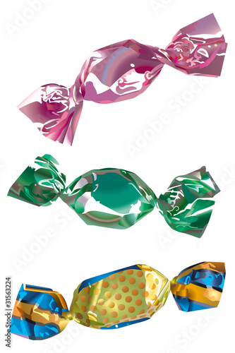 3 bonbons enveloppés dans du papier métallisé