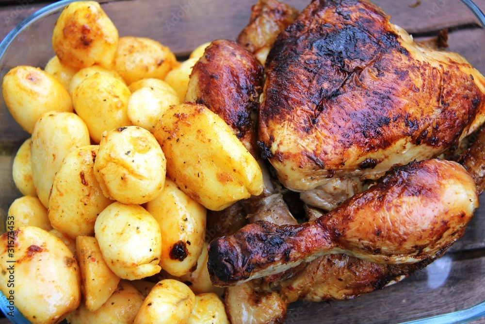 Poulet rôti et Pommes de terre Stock Photo | Adobe Stock