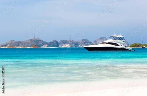 Luxury yacht at the beach © dmitriy_rnd